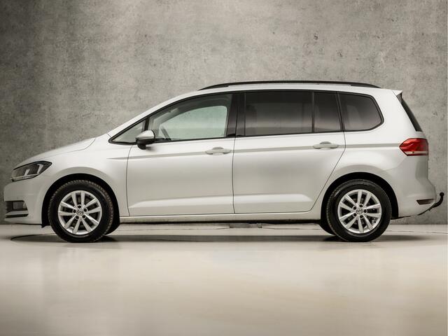 Volkswagen TOURAN 1.5 TSI Comfortline 7 Persoons 150Pk Automaat (APPLE CARPLAY, GROOT NAVI, CAMERA, TREKHAAK, ADAPTIVE CRUISE, SPORTSTOELEN, GETINT GLAS, PARKEERSENSOREN, NIEUWSTAAT)