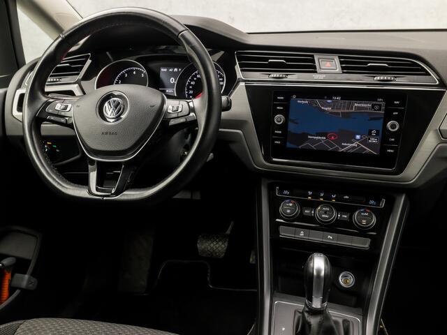 Volkswagen TOURAN 1.5 TSI Comfortline 7 Persoons 150Pk Automaat (APPLE CARPLAY, GROOT NAVI, CAMERA, TREKHAAK, ADAPTIVE CRUISE, SPORTSTOELEN, GETINT GLAS, PARKEERSENSOREN, NIEUWSTAAT)