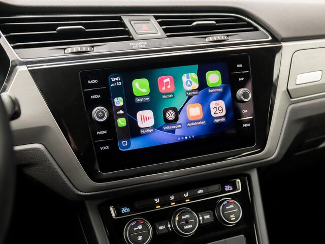 Volkswagen TOURAN 1.5 TSI Comfortline 7 Persoons 150Pk Automaat (APPLE CARPLAY, GROOT NAVI, CAMERA, TREKHAAK, ADAPTIVE CRUISE, SPORTSTOELEN, GETINT GLAS, PARKEERSENSOREN, NIEUWSTAAT)