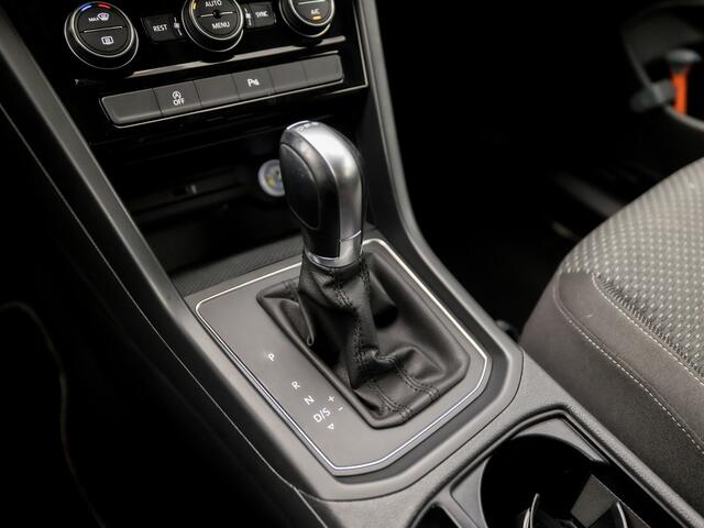 Volkswagen TOURAN 1.5 TSI Comfortline 7 Persoons 150Pk Automaat (APPLE CARPLAY, GROOT NAVI, CAMERA, TREKHAAK, ADAPTIVE CRUISE, SPORTSTOELEN, GETINT GLAS, PARKEERSENSOREN, NIEUWSTAAT)