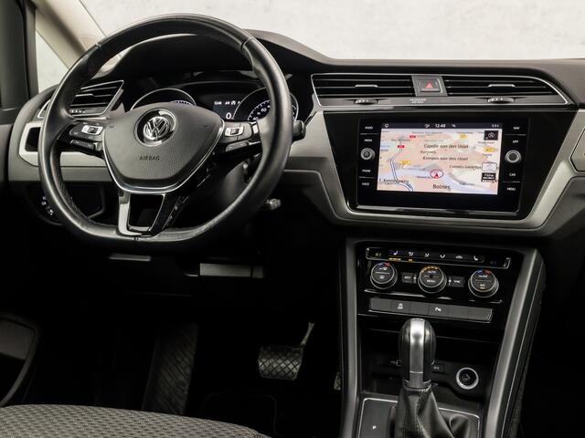 Volkswagen TOURAN 1.4 TSI Highline 7 Persoons 150Pk Automaat (APPLE CARPLAY, GROOT NAVI, CLIMATE, STOELVERWARMING, SPORTSTOELEN, PARKEERSENSOREN, ADAPTIVE CRUISE, TREKHAAK, NIEUWSTAAT)