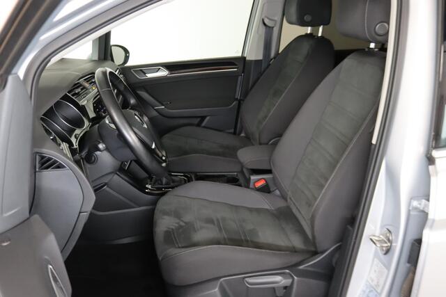 Volkswagen TOURAN 1.5 TSI Highline R-line 7-Persoons, Trekhaak, ACC, Stoel/Stuurverwarming, Keyless