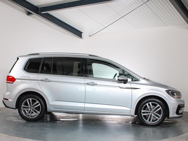 Volkswagen TOURAN 1.5 TSI Highline R-line 7-Persoons, Trekhaak, ACC, Stoel/Stuurverwarming, Keyless