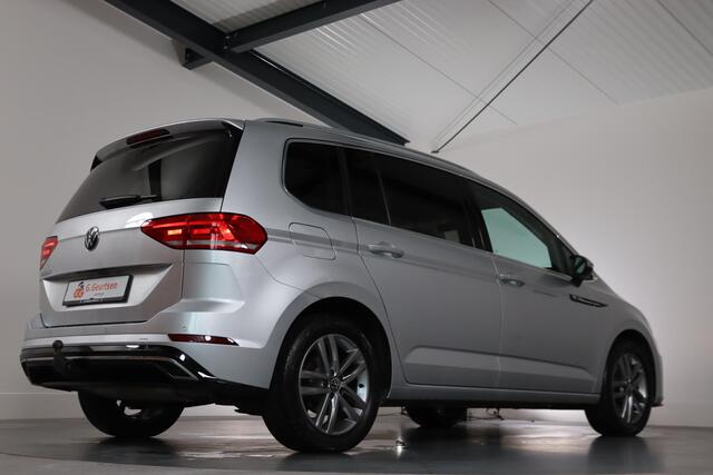 Volkswagen TOURAN 1.5 TSI Highline R-line 7-Persoons, Trekhaak, ACC, Stoel/Stuurverwarming, Keyless