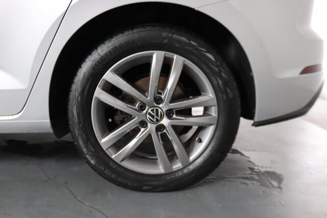 Volkswagen TOURAN 1.5 TSI Highline R-line 7-Persoons, Trekhaak, ACC, Stoel/Stuurverwarming, Keyless