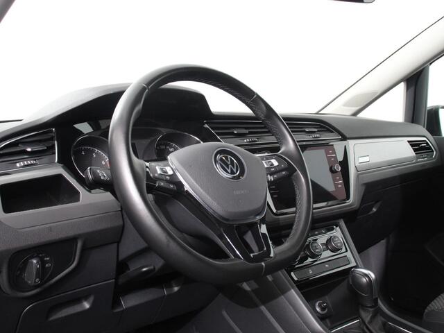 Volkswagen TOURAN 1.5 TSI 150pk DSG Comfortline Plus 7p | Navigatie | Apple Carplay/Android Auto | Wegklapbare trekhaak | Parkeersensoren | Adaptive Cruise Control | Stoelverwarming | Getinte ramen | Climate Control