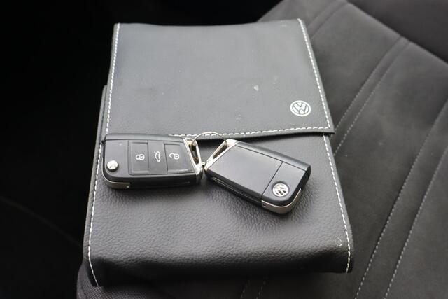 Volkswagen TOURAN 1.4 TSI Highline Business R Navigatie, Climate control, Panoramadak, Schuif- kanteldak, Apple Carplay, Stoelverwarming, Trekhaak