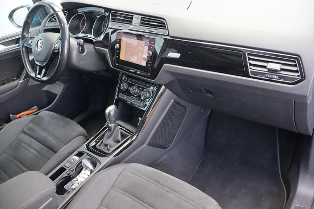 Volkswagen TOURAN 1.4 TSI Highline Business R Navigatie, Climate control, Panoramadak, Schuif- kanteldak, Apple Carplay, Stoelverwarming, Trekhaak
