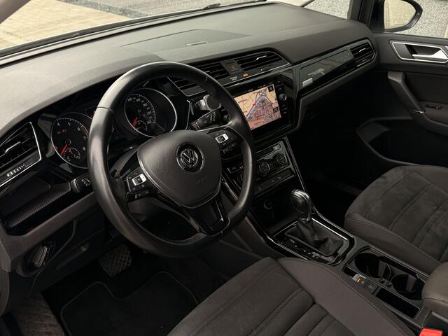 Volkswagen TOURAN 1.5 TSI Highline Business R 7p | ACC | Achteruitrijcamera | Voorstoelen + achter verwarmd | Elek. Trekhaak | Apple Carplay |