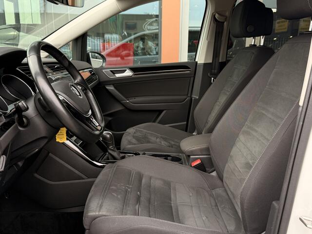 Volkswagen TOURAN 1.5 TSI Highline Business R 7p | ACC | Achteruitrijcamera | Voorstoelen + achter verwarmd | Elek. Trekhaak | Apple Carplay |