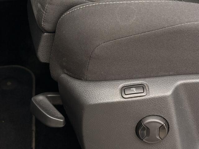 Volkswagen TOURAN 1.5 TSI Highline Business R 7p | ACC | Achteruitrijcamera | Voorstoelen + achter verwarmd | Elek. Trekhaak | Apple Carplay |