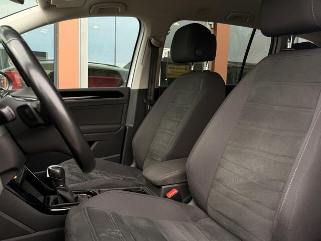 Volkswagen TOURAN 1.5 TSI Highline Business R 7p | ACC | Achteruitrijcamera | Voorstoelen + achter verwarmd | Elek. Trekhaak | Apple Carplay |