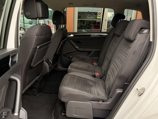Volkswagen TOURAN 1.5 TSI Highline Business R 7p | ACC | Achteruitrijcamera | Voorstoelen + achter verwarmd | Elek. Trekhaak | Apple Carplay |
