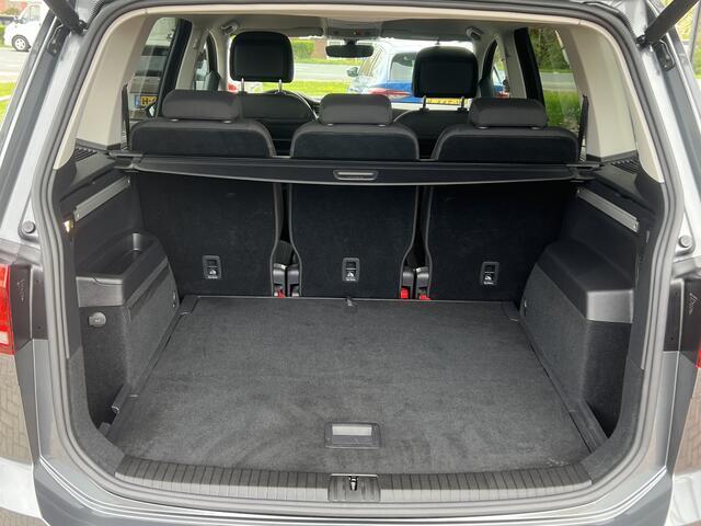 Volkswagen TOURAN 2.0 TDI Automaat R-Line Highline Navigatie Camera Adaptieve Cruise Dab Led Carplay Sport Comfortstoelen Stoelverwarming Hoge zit NL Auto