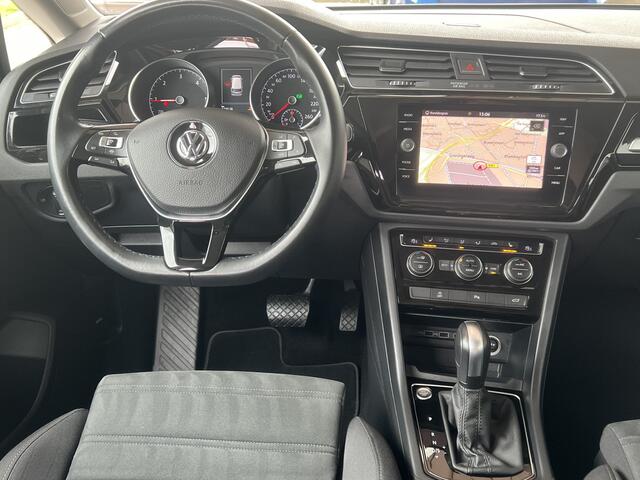 Volkswagen TOURAN 2.0 TDI Automaat R-Line Highline Navigatie Camera Adaptieve Cruise Dab Led Carplay Sport Comfortstoelen Stoelverwarming Hoge zit NL Auto