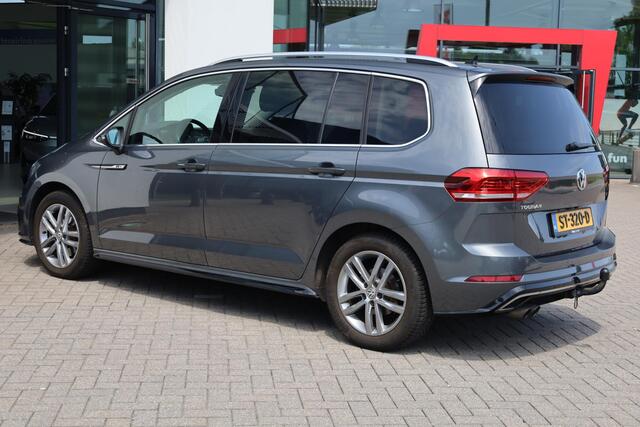 Volkswagen TOURAN 1.4 TSI Highline Edition R 7p 110KW/150PK DSG, NL auto 1e eigenaar dealeronderhouden, 7P trekhaak, ergo stoel, LED koplampen, elektrische achterklep, keyless entry, stoelverwarming, carplay, ACC, alcantara bekleding, privacy glas, sebring R Line velgen.