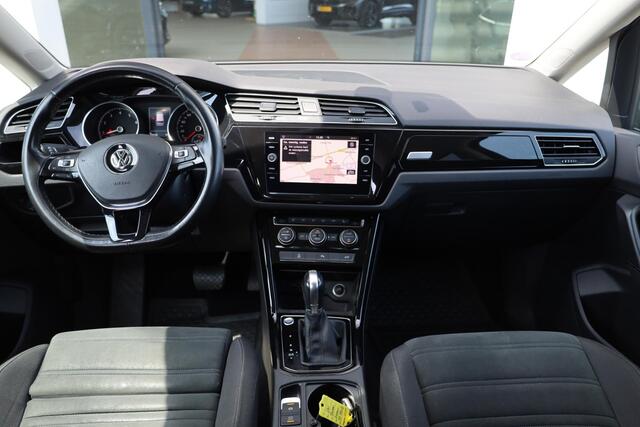 Volkswagen TOURAN 1.4 TSI Highline Edition R 7p 110KW/150PK DSG, NL auto 1e eigenaar dealeronderhouden, 7P trekhaak, ergo stoel, LED koplampen, elektrische achterklep, keyless entry, stoelverwarming, carplay, ACC, alcantara bekleding, privacy glas, sebring R Line velgen.