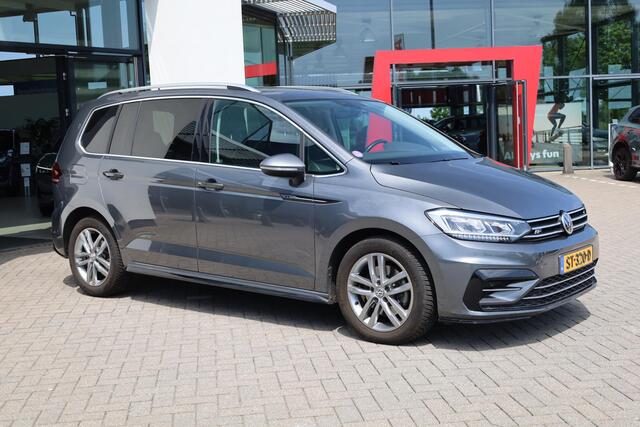 Volkswagen TOURAN 1.4 TSI Highline Edition R 7p 110KW/150PK DSG, NL auto 1e eigenaar dealeronderhouden, 7P trekhaak, ergo stoel, LED koplampen, elektrische achterklep, keyless entry, stoelverwarming, carplay, ACC, alcantara bekleding, privacy glas, sebring R Line velgen.