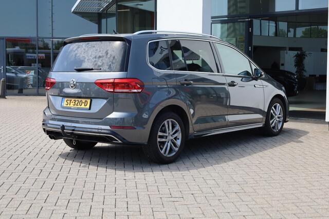 Volkswagen TOURAN 1.4 TSI Highline Edition R 7p 110KW/150PK DSG, NL auto 1e eigenaar dealeronderhouden, 7P trekhaak, ergo stoel, LED koplampen, elektrische achterklep, keyless entry, stoelverwarming, carplay, ACC, alcantara bekleding, privacy glas, sebring R Line velgen.