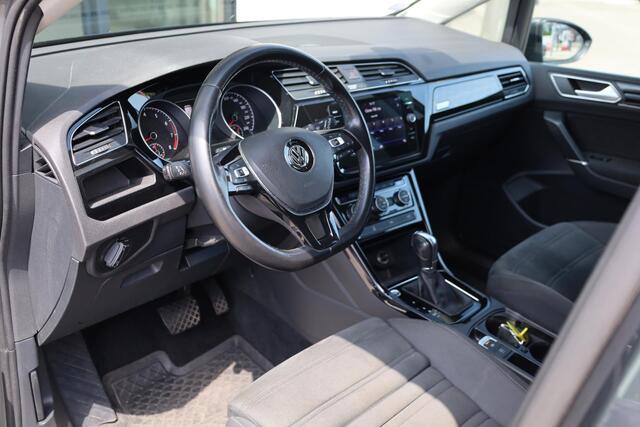 Volkswagen TOURAN 1.4 TSI Highline Edition R 7p 110KW/150PK DSG, NL auto 1e eigenaar dealeronderhouden, 7P trekhaak, ergo stoel, LED koplampen, elektrische achterklep, keyless entry, stoelverwarming, carplay, ACC, alcantara bekleding, privacy glas, sebring R Line velgen.