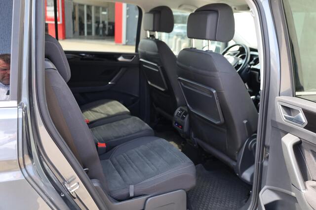 Volkswagen TOURAN 1.4 TSI Highline Edition R 7p 110KW/150PK DSG, NL auto 1e eigenaar dealeronderhouden, 7P trekhaak, ergo stoel, LED koplampen, elektrische achterklep, keyless entry, stoelverwarming, carplay, ACC, alcantara bekleding, privacy glas, sebring R Line velgen.