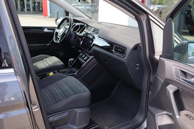 Volkswagen TOURAN 1.4 TSI Highline Edition R 7p 110KW/150PK DSG, NL auto 1e eigenaar dealeronderhouden, 7P trekhaak, ergo stoel, LED koplampen, elektrische achterklep, keyless entry, stoelverwarming, carplay, ACC, alcantara bekleding, privacy glas, sebring R Line velgen.