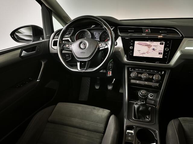 Volkswagen TOURAN 1.4 TSI Highline Business R 7p | Trekhaak | Parkeersensoren V+A | Stoelverwarming | Apple CarPlay / Android Auto |