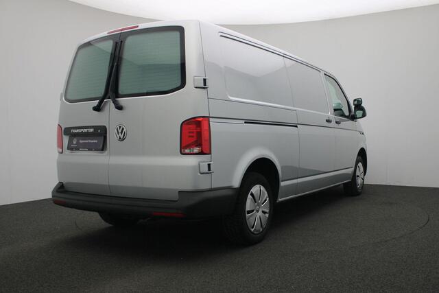 Volkswagen TRANSPORTER 2.0 TDI 150 pk L2H1 28 Comfortline | 3-zits | Parkeersensoren achter | Navigatie | Apple Carplay / Android Auto