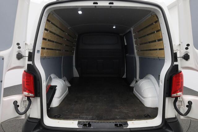 Volkswagen TRANSPORTER 2.0 TDI 150 pk DSG L2H1 28 Highline | Trekhaak | 3-zits | Parkeersensoren achter | Cruise Control