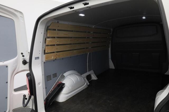 Volkswagen TRANSPORTER 2.0 TDI 150 pk DSG L2H1 28 Highline | Trekhaak | 3-zits | Parkeersensoren achter | Cruise Control