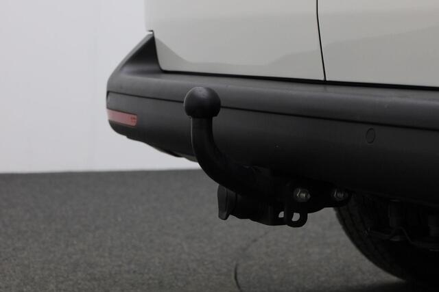 Volkswagen TRANSPORTER 2.0 TDI 150 pk DSG L2H1 28 Highline | Trekhaak | 3-zits | Parkeersensoren achter | Cruise Control