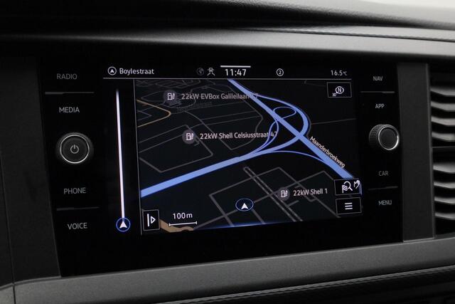 Volkswagen TRANSPORTER 2.0 TDI 150 pk DSG L2H1 28 Highline | Trekhaak | 3-zits | Parkeersensoren achter | Cruise Control