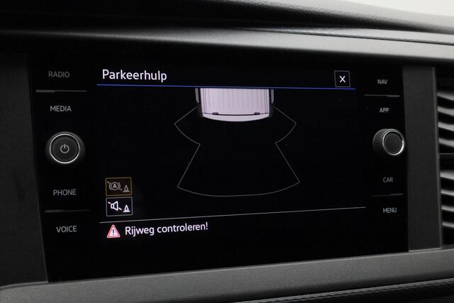 Volkswagen TRANSPORTER 2.0 TDI 150 pk DSG L2H1 28 Highline | Trekhaak | 3-zits | Parkeersensoren achter | Cruise Control