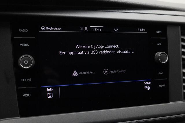 Volkswagen TRANSPORTER 2.0 TDI 150 pk DSG L2H1 28 Highline | Trekhaak | 3-zits | Parkeersensoren achter | Cruise Control
