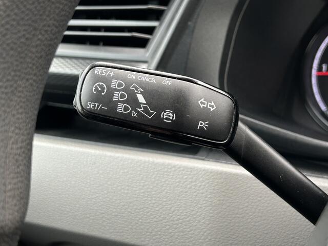 Volkswagen TRANSPORTER 2.0 TDI 150 PK AUTOMAAT 6.1 / L2H1 / DUBBEL CABINE / AIRCO / CRUISE / NAVI / TREKHAAK