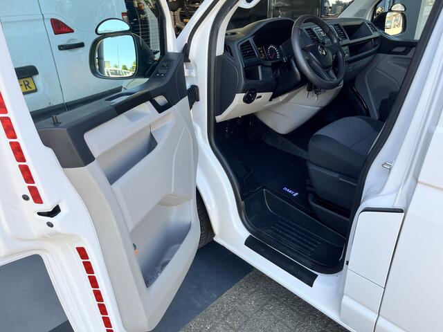 Volkswagen TRANSPORTER 2.0 TDI L2H1 150pk Airco Cruise controle Kastinrichting Laderkast Parkeersensoren achter Telefoonvoorbereiding 2-Persoons Usb aansluiting 1e eigenaar Euro 6 Bestel