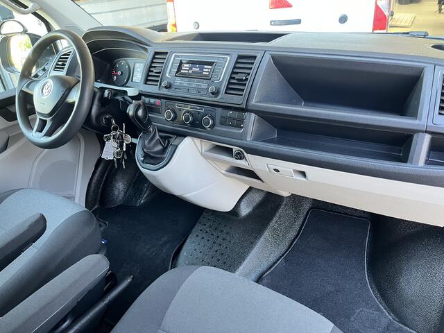 Volkswagen TRANSPORTER 2.0 TDI L2H1 150pk Airco Cruise controle Kastinrichting Laderkast Parkeersensoren achter Telefoonvoorbereiding 2-Persoons Usb aansluiting 1e eigenaar Euro 6 Bestel