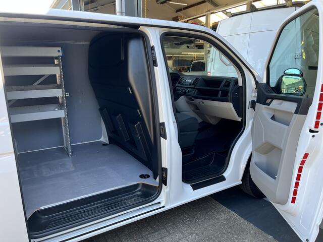 Volkswagen TRANSPORTER 2.0 TDI L2H1 150pk Airco Cruise controle Kastinrichting Laderkast Parkeersensoren achter Telefoonvoorbereiding 2-Persoons Usb aansluiting 1e eigenaar Euro 6 Bestel