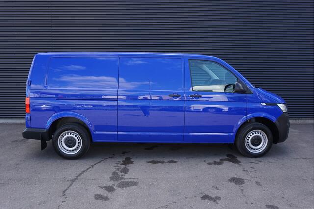 Volkswagen TRANSPORTER 32 | L2H1 | 150 PK AUT | Cruise | Camera | Navi | BPM Vrij!