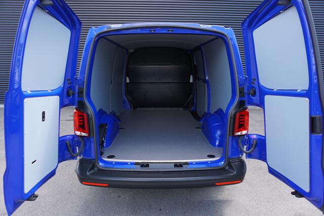 Volkswagen TRANSPORTER 32 | L2H1 | 150 PK AUT | Cruise | Camera | Navi | BPM Vrij!