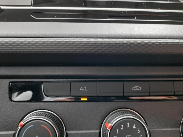 Volkswagen TRANSPORTER 150pk Automaat L2H1 28 Highline Navigatie Apple Carplay Cruise control Airco 3-Zits Euro6