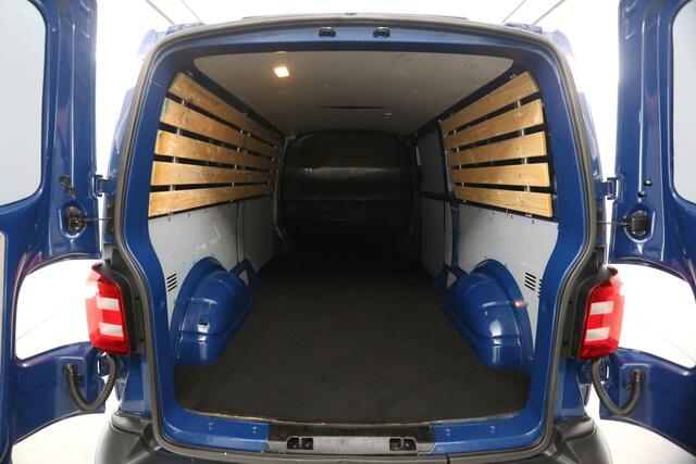 Volkswagen TRANSPORTER 2.0 TDI L2H1 140PK Airco Trekhaak Imperiaal Bluetooth Elektrpakket