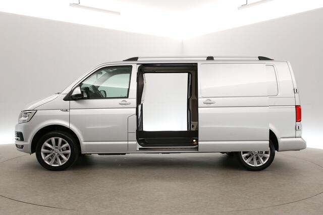 Volkswagen TRANSPORTER 2.0 TDI L2H1 | MARGE! | 150PK DSG Automaat 2xSchuifdeur Airco Camera Carplay Cruise LED Trekhaak 3 Persoons 18"LMV PDC