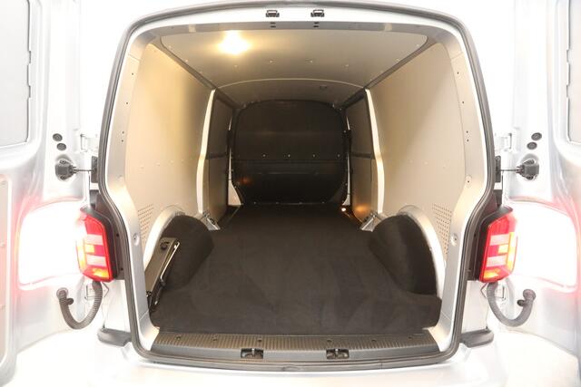 Volkswagen TRANSPORTER 2.0 TDI L2H1 | MARGE! | 150PK DSG Automaat 2xSchuifdeur Airco Camera Carplay Cruise LED Trekhaak 3 Persoons 18"LMV PDC