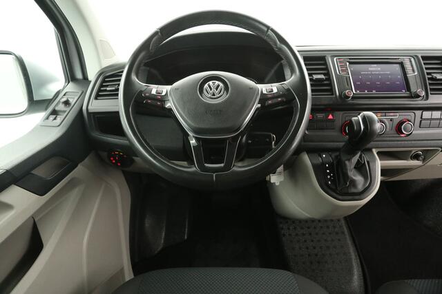 Volkswagen TRANSPORTER 2.0 TDI L2H1 | MARGE! | 150PK DSG Automaat 2xSchuifdeur Airco Camera Carplay Cruise LED Trekhaak 3 Persoons 18"LMV PDC
