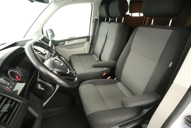 Volkswagen TRANSPORTER 2.0 TDI L2H1 150PK DSG Automaat LED Airco Camera Cruise Trekhaak 3 Persoons PDC 18''LMV