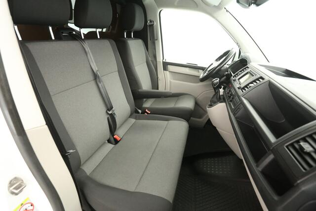 Volkswagen TRANSPORTER 2.0 TDI L2H1 150PK DSG Automaat LED Airco Camera Cruise Trekhaak 3 Persoons PDC 18''LMV