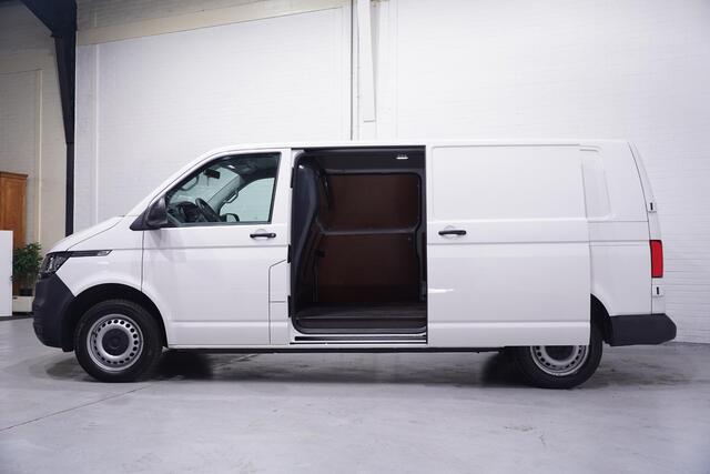 Volkswagen TRANSPORTER 2.0 TDI 110 pk L2H1 Airco, 2x Schuifdeur NAP, Trekhaak, Cruise Control, 2-Zits, 1e Eigenaar