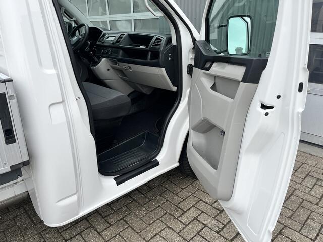 Volkswagen TRANSPORTER 2.0 TDI L2H1 150pk Pick up open laadbak Airco Cruise control Bluetooth trekhaak 2500 kg 1e eigenaar Dealer onderhouden P-up Bakwagen Doka Pritsche Ahk 2500kg