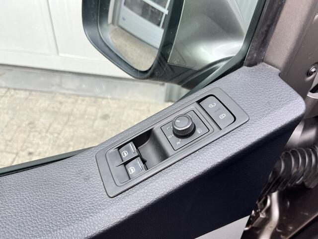 Volkswagen TRANSPORTER 2.0 TDI L2H1 DC Airco Cruise controle Apple carplay Trekhaak 2500kg trekgewicht Parkeerhulp voor en achter 5-Persoons Euro 6 Telefoonverbinding Bpm vrij voor particulier gebruik!!